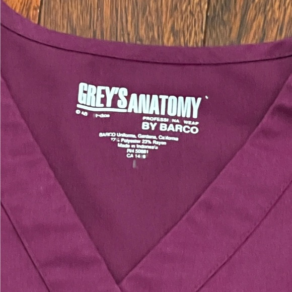 Grey’s anatomy Purple Scrub Top size L - Picture 2 of 3